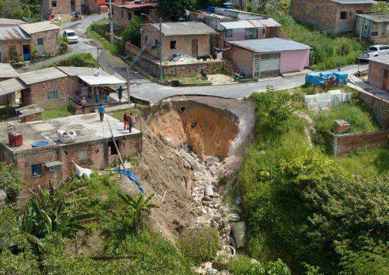 Em Manaus, acúmulo de lixo em tubos de drenagem resulta em cratera