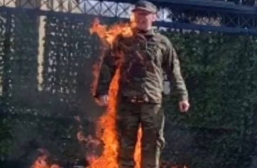 Em vídeo transmitido nas redes sociais, o militar aparece ateando fogo no próprio corpo