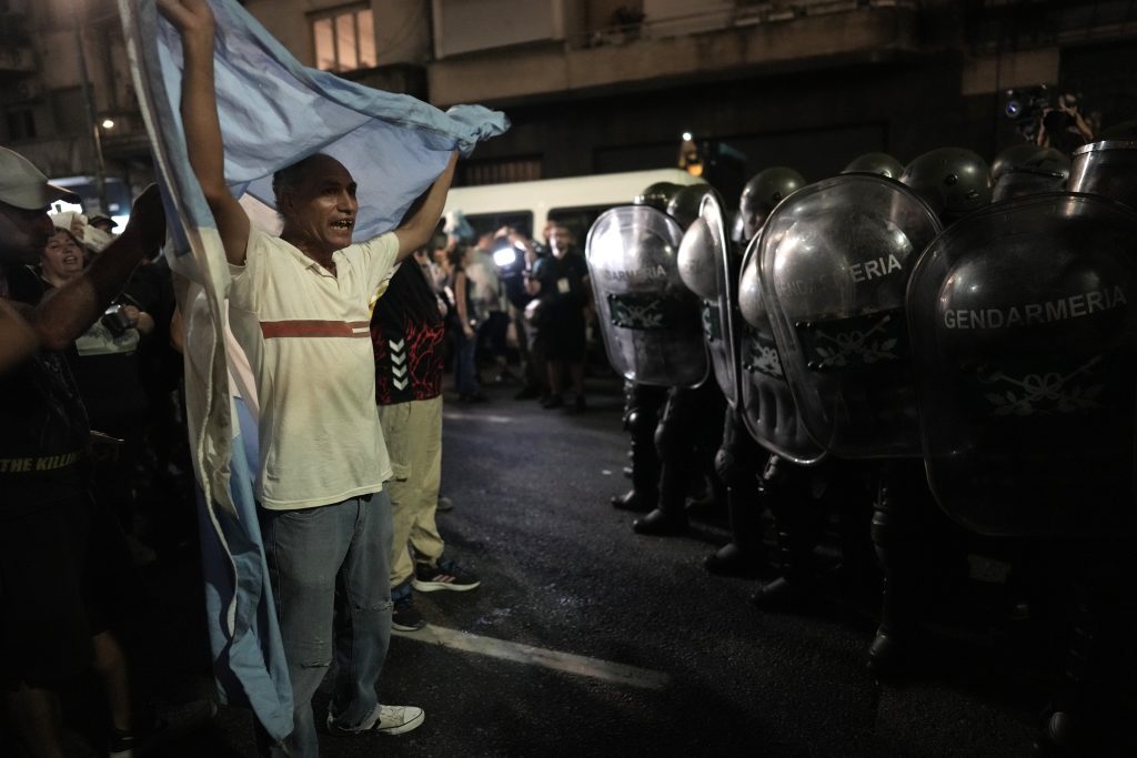 Manifestantes protestam no centro de Buenos Aires enquanto congresso argentino começa a debater pacote de reformas do governo Milei