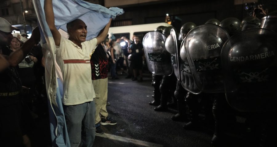 Manifestantes protestam no centro de Buenos Aires enquanto congresso argentino começa a debater pacote de reformas do governo Milei