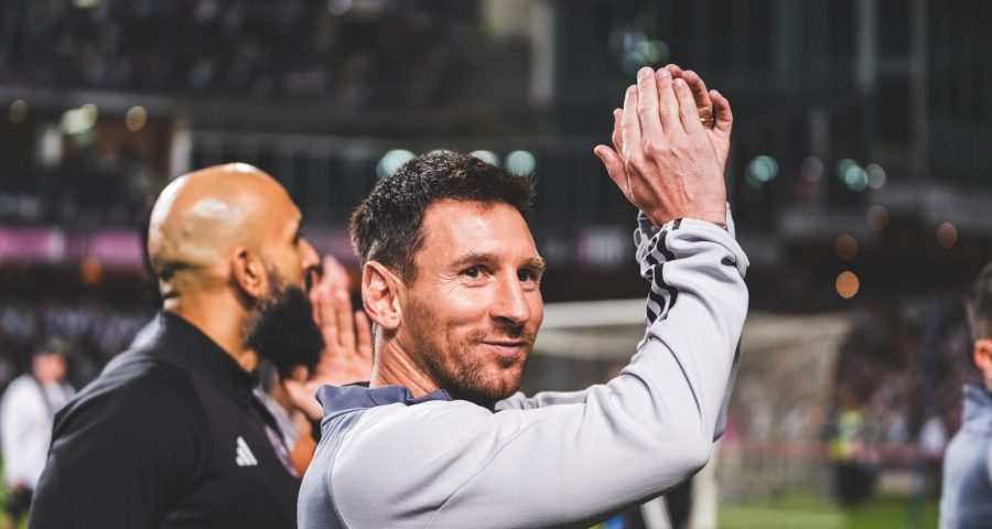 Messi aplaude torcedores em Hong Kong - Foto: Reprodução/X @InterMiamiCF
