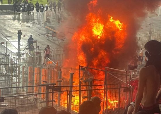 Arquibancada do estádio Nacional foi incendiada - Foto: Reprodução/X @AlertaMundoNews