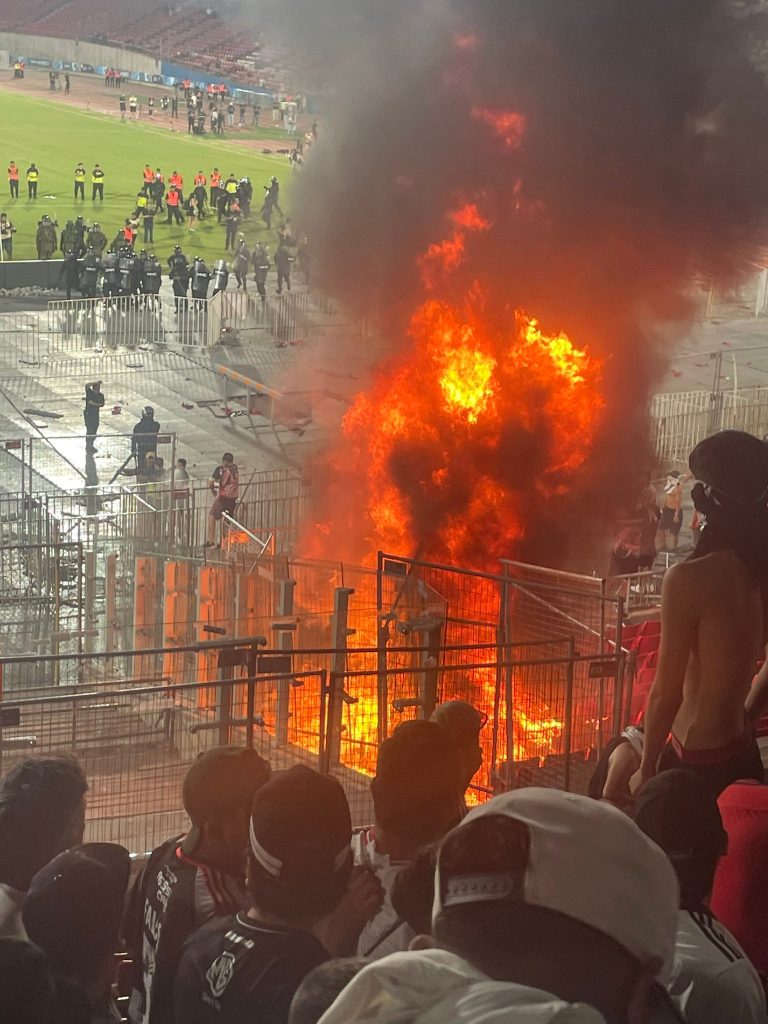 Arquibancada do estádio Nacional foi incendiada - Foto: Reprodução/X @AlertaMundoNews
