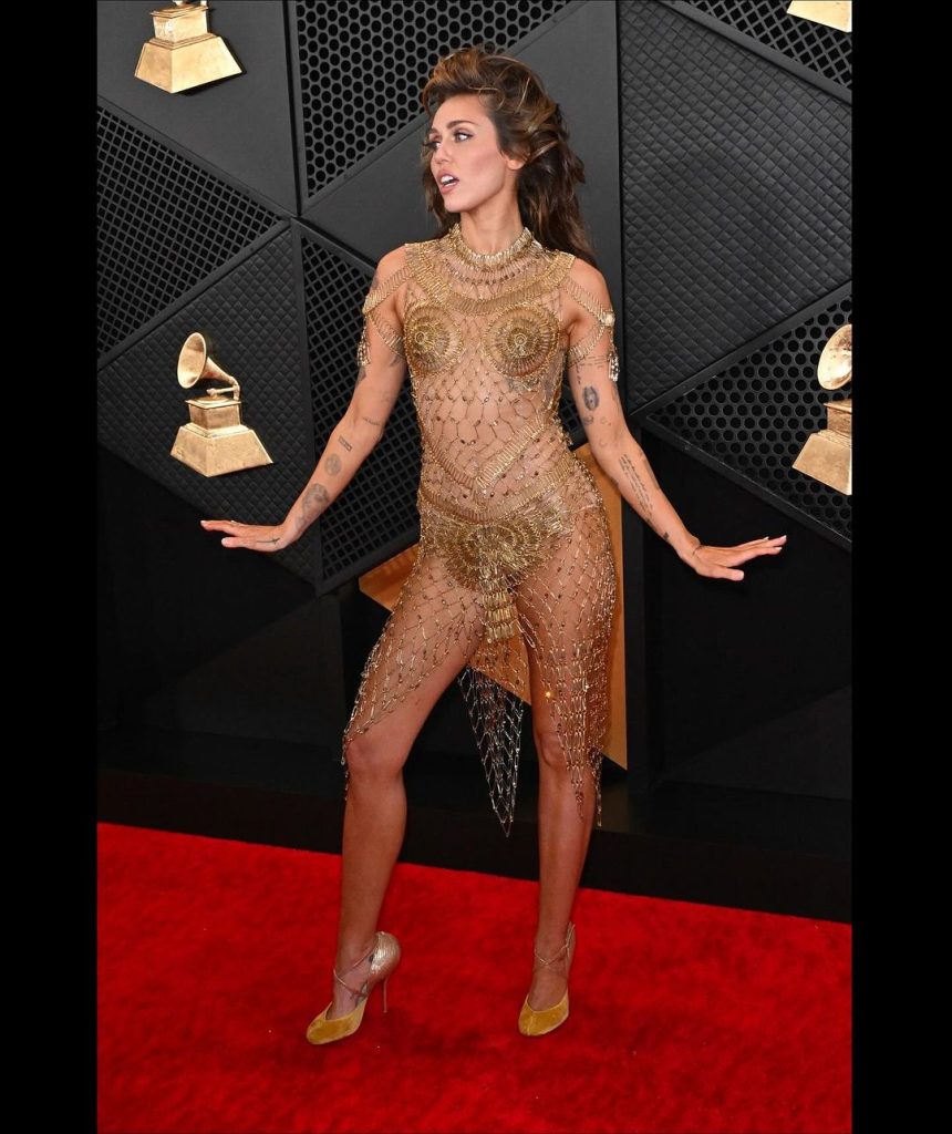 Grammy vestido de Miley Cyrus foi feito com 14 mil alfinetes dourados