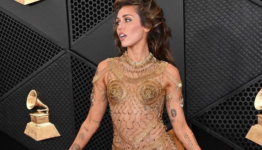 Grammy vestido de Miley Cyrus foi feito com 14 mil alfinetes dourados