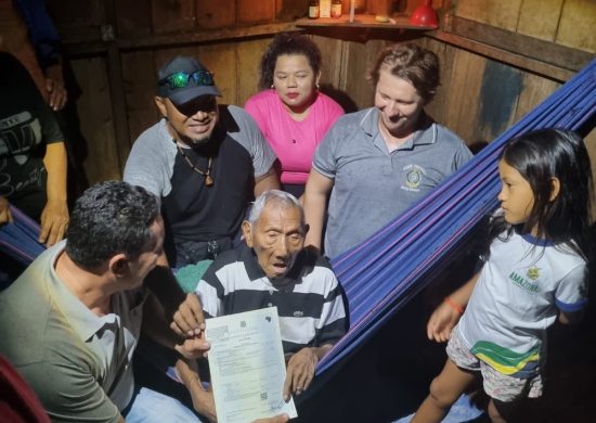 Indígena munduruku de 109 anos recebe 1ª Certidão de Nascimento no AM