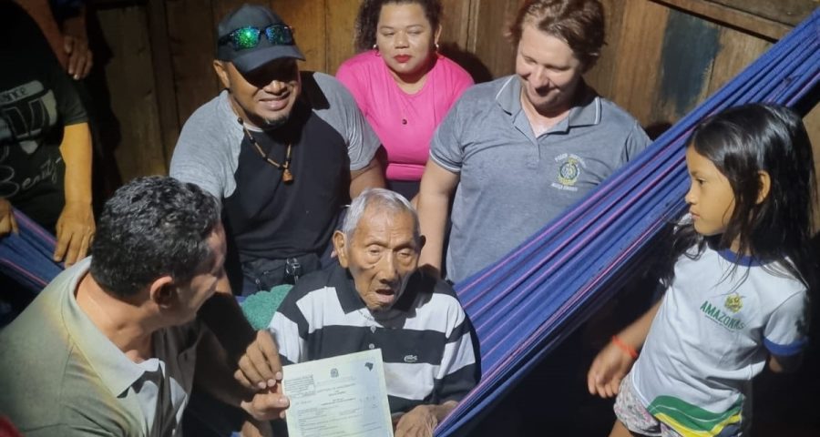Indígena munduruku de 109 anos recebe 1ª Certidão de Nascimento no AM