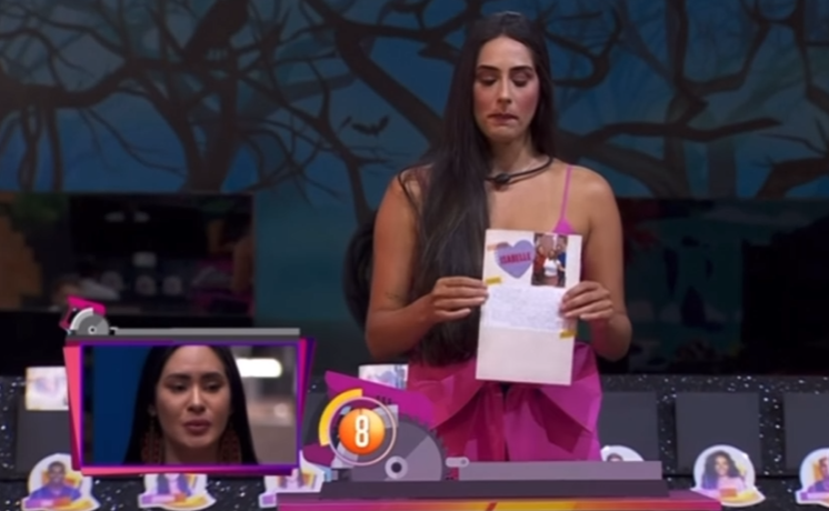 Isabela Nogueira chorou ao ver sua carta destruída - Foto: Reprodução/TV Globo