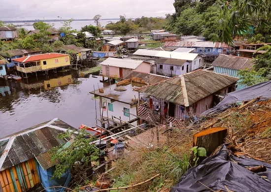 Justiça determina que famílias em área de risco em Manaus recebam auxílio
