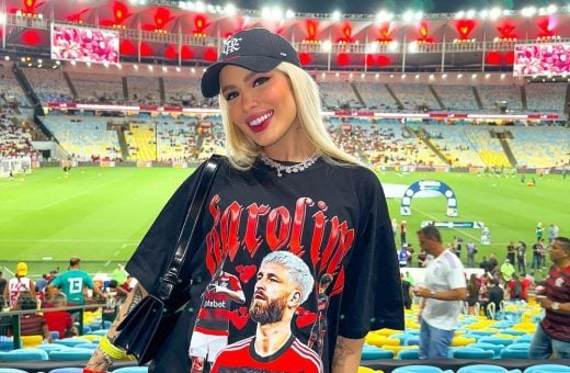Karoline Lima fez sucesso no jogo do Maracanã com camisa personalizada
