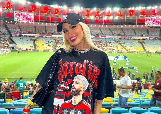 Karoline Lima fez sucesso no jogo do Maracanã com camisa personalizada