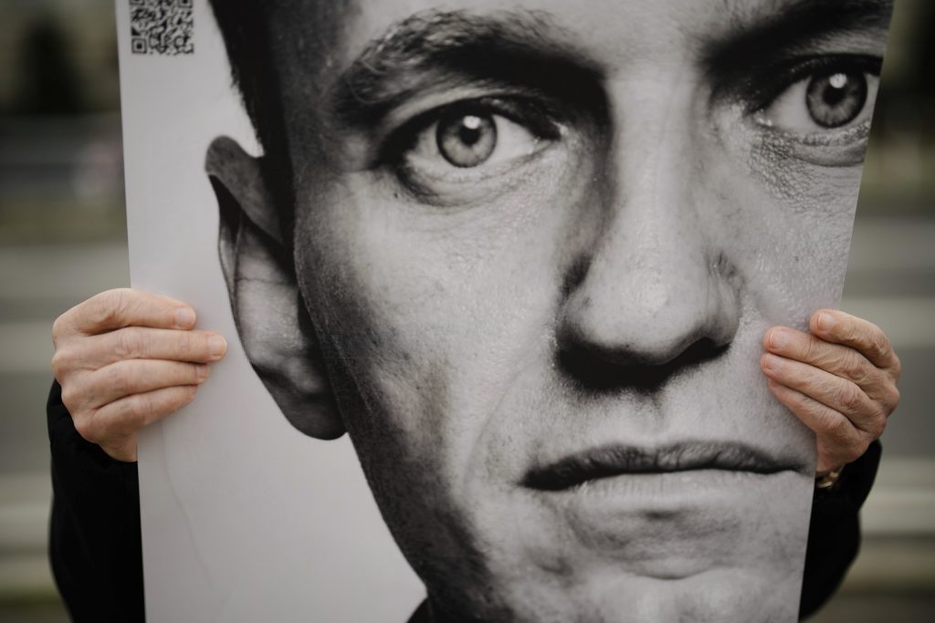 Um homem segura um pôster com um retrato do líder da oposição russa, Alexei Navalny, durante um protesto em frente à embaixada russa em Berlim, na Alemanha - Foto: Foto: Markus Scheiber/ Associated Press/ Estadão Conteúdo