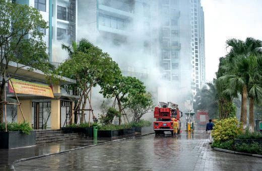 Um incêndio de grandes proporções atingiu um galpão no Litoral Paulista