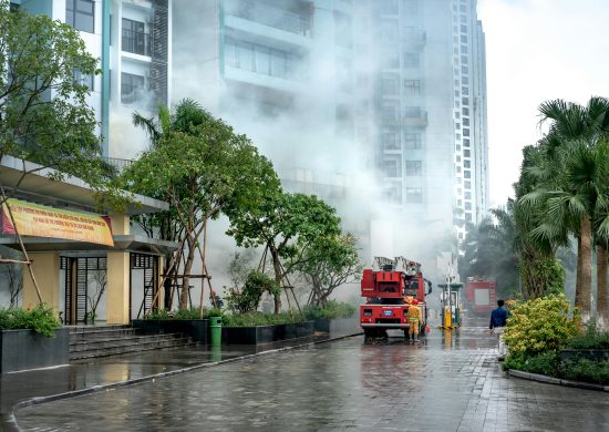 Um incêndio de grandes proporções atingiu um galpão no Litoral Paulista