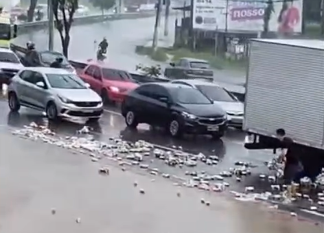VÍDEO após cair de veículos, carga de cerveja é saqueada em Manaus