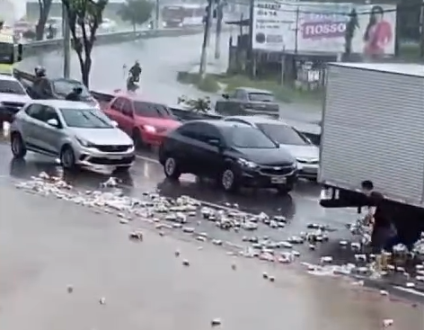 VÍDEO após cair de veículos, carga de cerveja é saqueada em Manaus