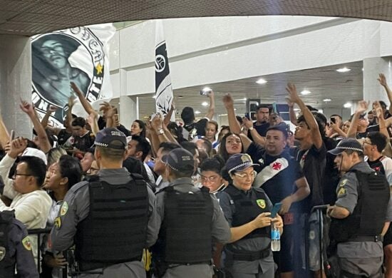 Vasco desembarca em Manaus com festa dos torcedores