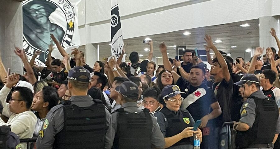 Vasco desembarca em Manaus com festa dos torcedores