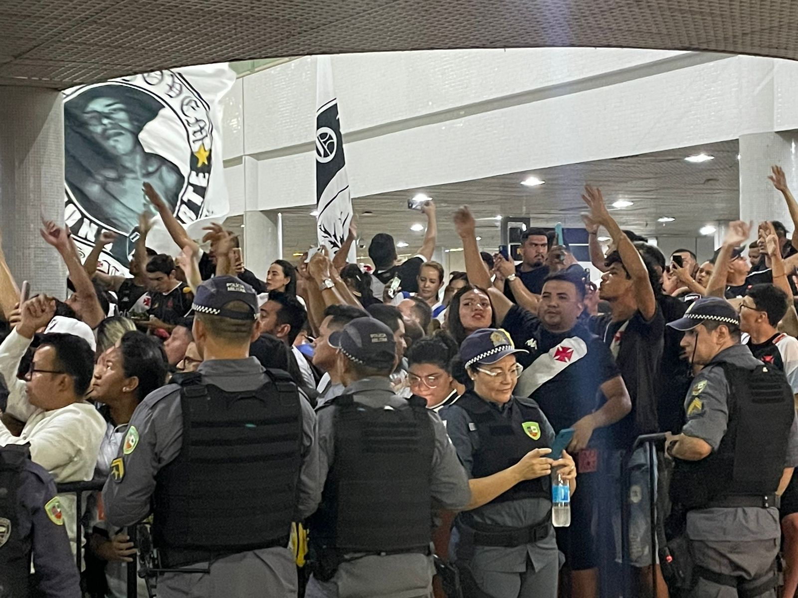 Vasco desembarca em Manaus com festa dos torcedores