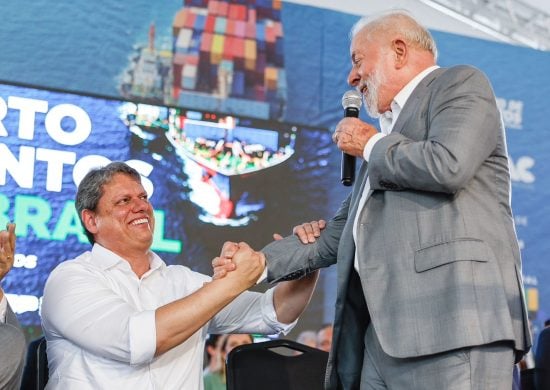 Tarcísio e Presidente Lula durante o evento de comemoração dos 132 anos do Porto de Santos Foto: Reprodução/PR