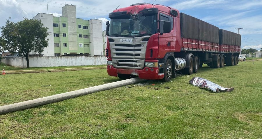 Caminhoneiro morre após passar mal e bater em poste na Região Norte de Palmas