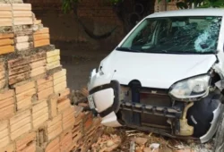 Carro bate em muro após colisão com motocicleta em Boa Vista-RR