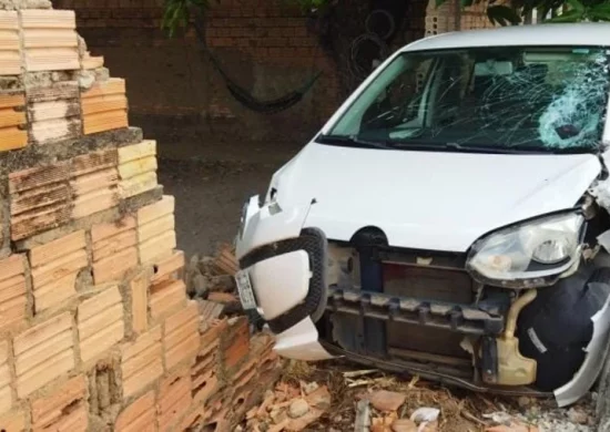 Carro bate em muro após colisão com motocicleta em Boa Vista-RR