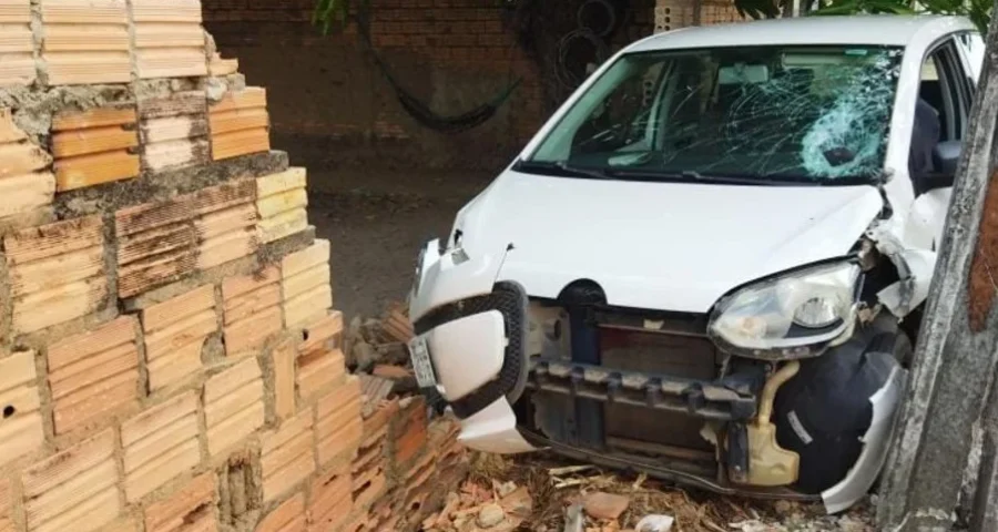 Carro bate em muro após colisão com motocicleta em Boa Vista-RR