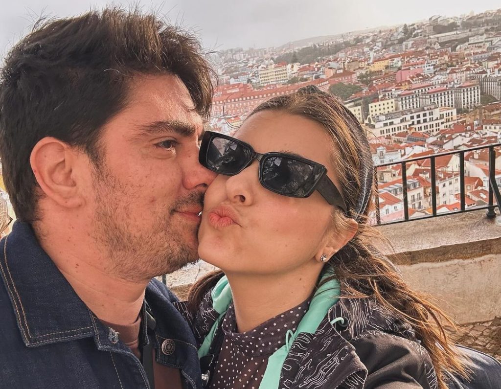 Marcelo Adnet é flagrado aos beijos com mulher no Carnaval - Foto: Reprodução/Instagram @marceloadnet0