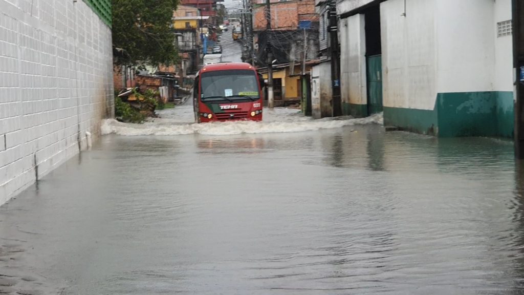 Chuva deixou ruas do bairro Alfredo Nascimento alagadas - Foto: Reprodução/WhatsApp