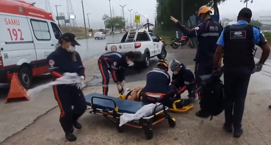 Motociclista foi socorrido pelo Samu e levado para unidade médica - Foto: Reprodução/TV Norte Amazonas