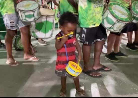 Vídeo mostra Luizinho e seu tambor de brinquedo