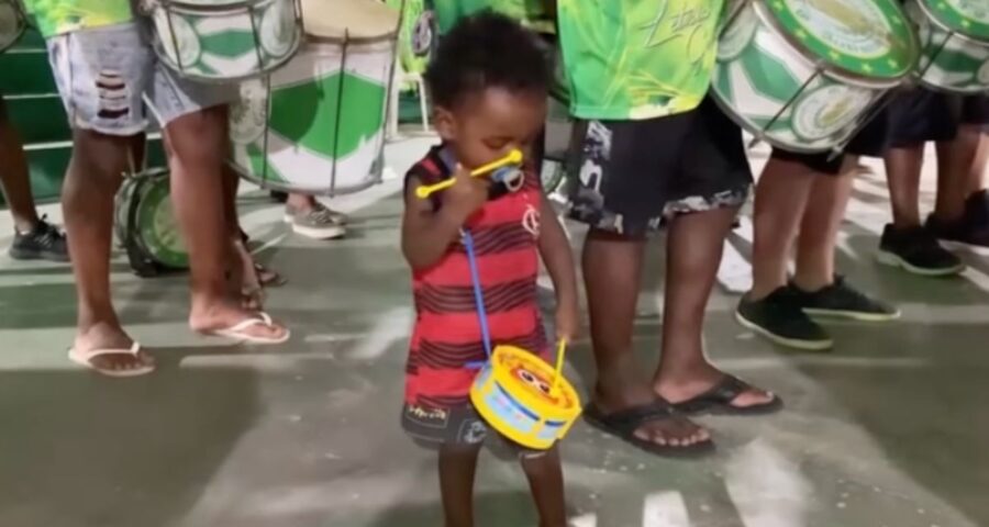 Vídeo mostra Luizinho e seu tambor de brinquedo