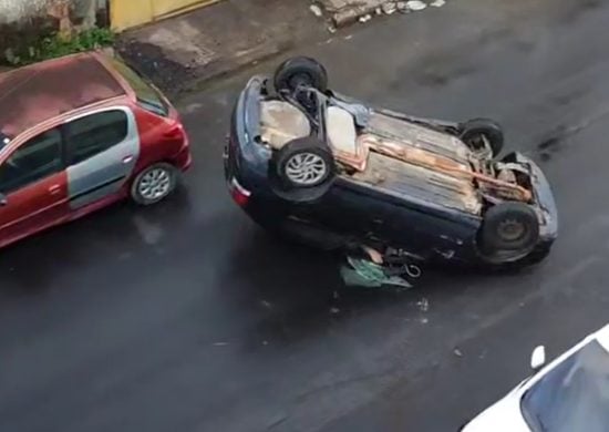 Acidente com carro ocorreu na rua 11, do Alvorada - Foto: Reprodução/WhatsApp