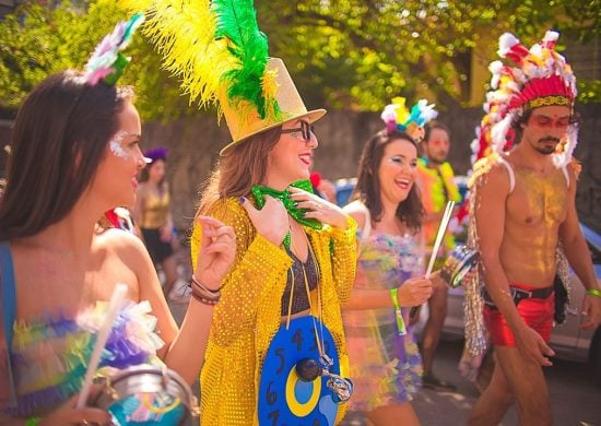 Pessoas fantasiadas no carnaval de rua de São Paulo.