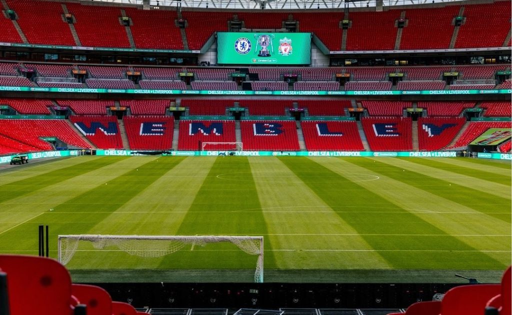 Chelsea e Liverpool fazem a final da Copa da Liga Inglesa neste domingo (25) - Foto: Reprodução/Instagram @liverpoolfc
