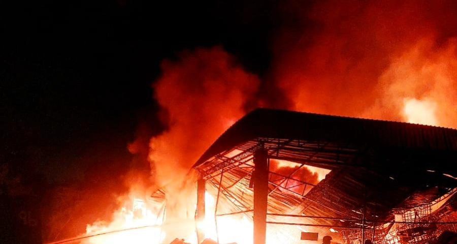 incendio-atinge-fabrica-de-colchoes-no-distrito-industrial-de-manaus
