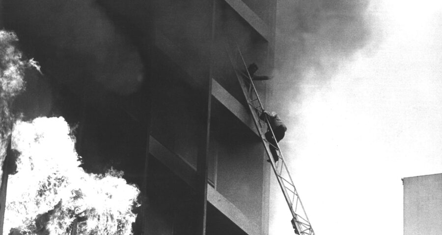 Pessoas tentam escapar de incêndio que tomou conta do edifício Joelma pelas escadas dos caminhões de Bombeiros - Foto: Arquivo/Estadão Conteúdo