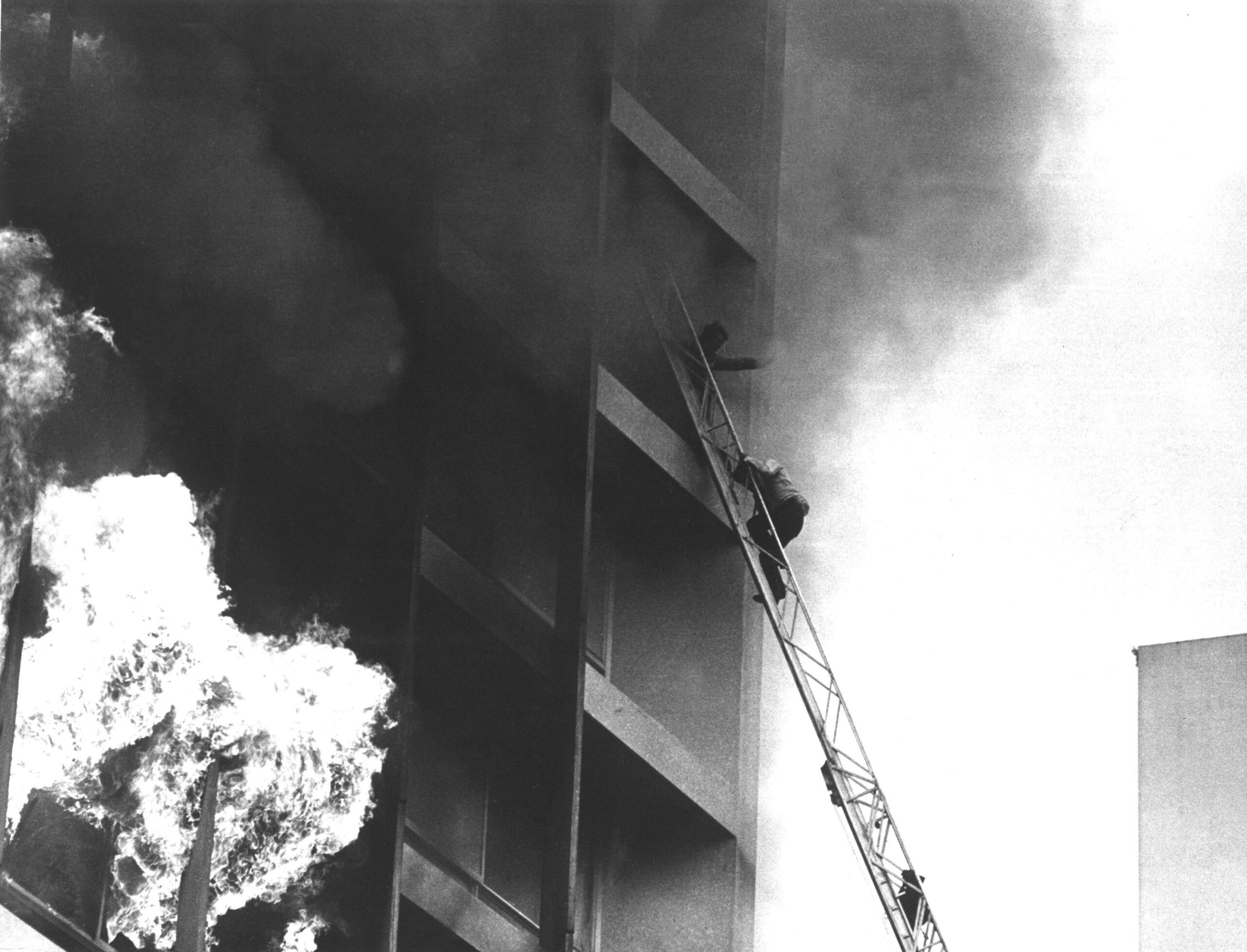 Pessoas tentam escapar de incêndio que tomou conta do edifício Joelma pelas escadas dos caminhões de Bombeiros - Foto: Arquivo/Estadão Conteúdo