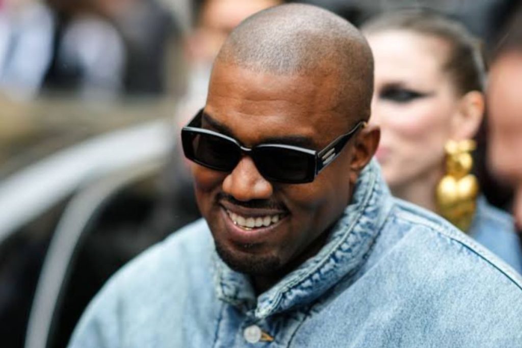 Kanye West volta a compartilhar imagens de esposa seminua na internet