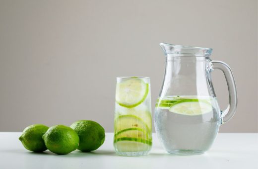 Água com limão tem benefícios para a saúde