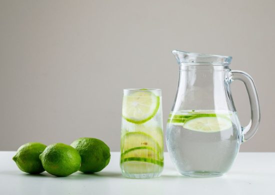 Água com limão tem benefícios para a saúde