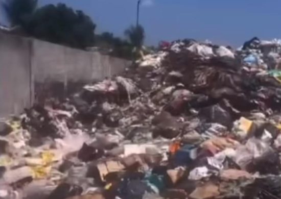 Prefeitura de Pacaraima, no interior de Roraima, está coberta de lixo