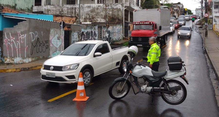 Agentes do IMMU conduzem o trânsito após chuva em Manaus - Foto: Divulgação/IMMU