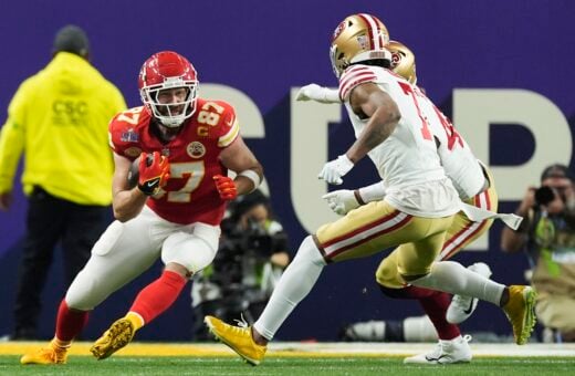 O tight end Travis Kelce (E), do Kansas City Chiefs, durante a partida contra o San Francisco 49ers pelo Super Bowl 58 da NFL - Foto: George Walker IV/Associeated Press/Estadão Conteúdo