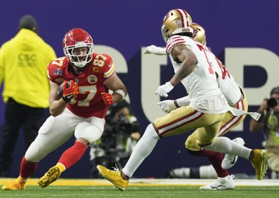 O tight end Travis Kelce (E), do Kansas City Chiefs, durante a partida contra o San Francisco 49ers pelo Super Bowl 58 da NFL - Foto: George Walker IV/Associeated Press/Estadão Conteúdo