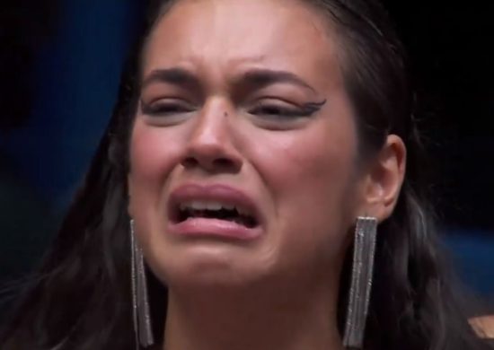 Alane chorando durante a dinâmica do Sincerão de segunda-feira(19)