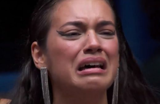 Alane chorando durante a prova