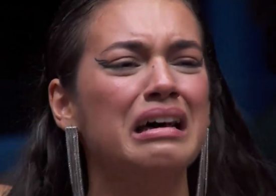 Alane chorando durante a prova