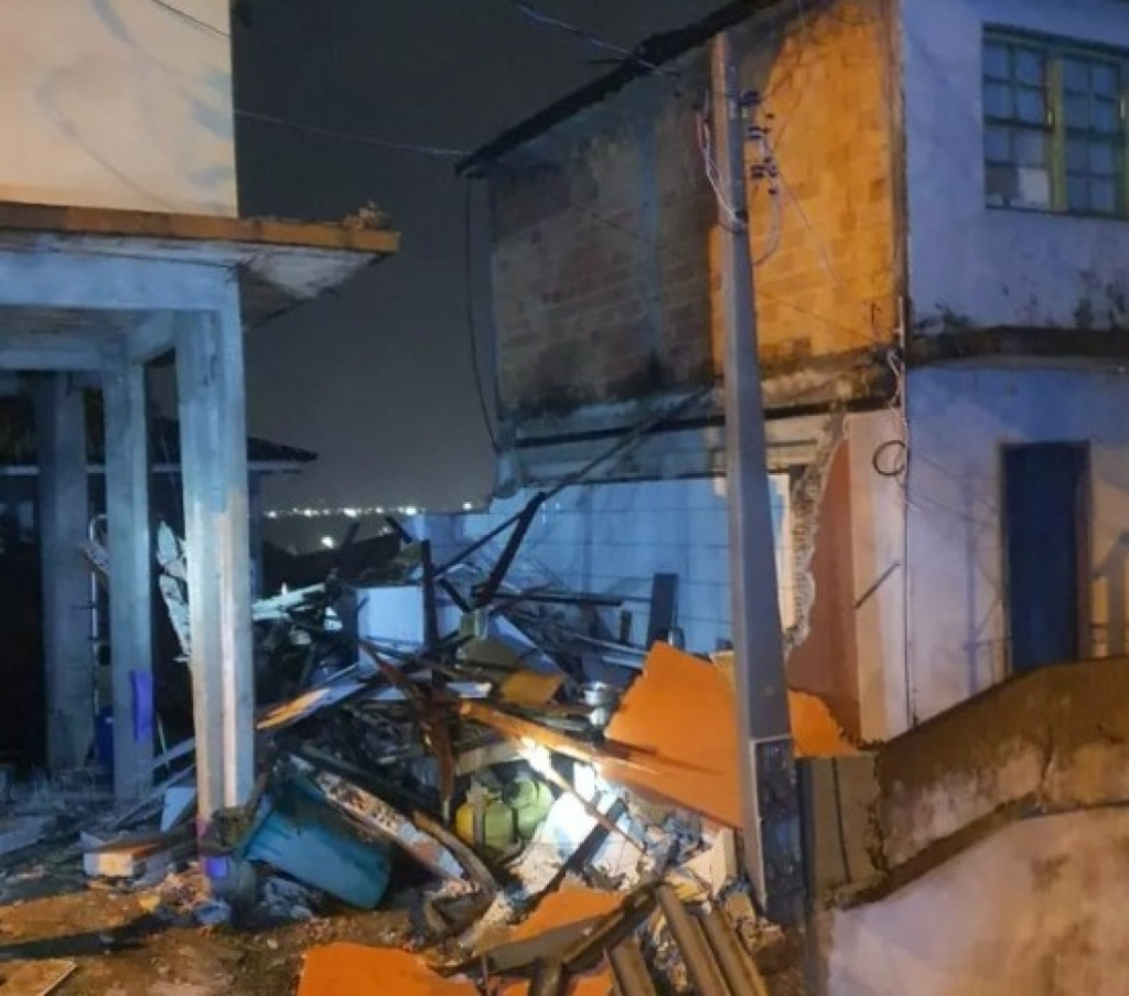 Casa desabou após o incidente - Foto: Reprodução/HCnotícias